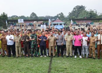 Wali Kota Pematangsiantar Wesly Silalahi SH MKn didampingi Unsur Forkopimda kick off tanda dibukanya Kejuaraan Sepak Bola Antar Pelajar SMA/Sederajat memperebutkan Piala Wali Kota Pematangsiantar Tahun 2026.