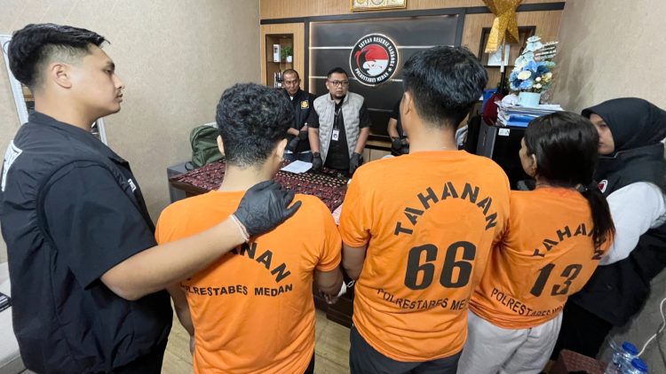 Komplotan Jaringan narkotika jenis vape atau ll pod getar asal Malaysia di Medan yang ditangkap polisi. (Foto Ist)