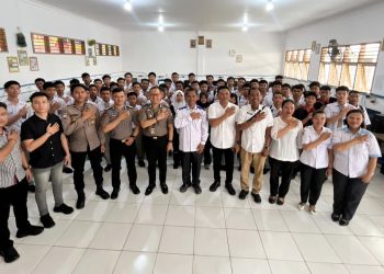 KBO Sat Samapta IPTU Pitra Jaya Surya Putra, S.H bersama personil saat Sosialiasi Program Paham AI di SMK Negeri 2