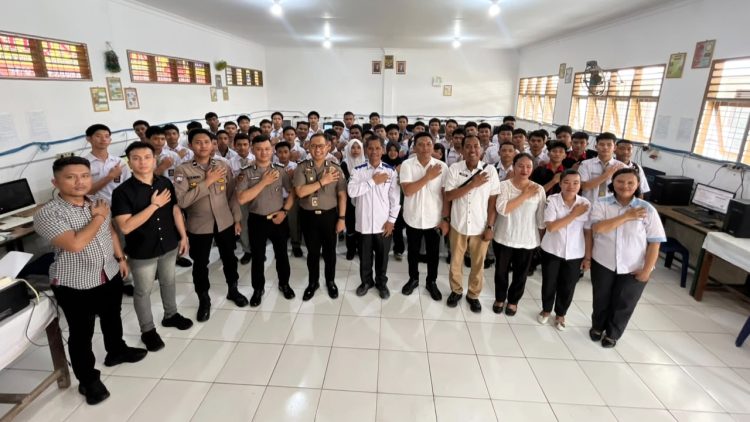 KBO Sat Samapta IPTU Pitra Jaya Surya Putra, S.H bersama personil saat Sosialiasi Program Paham AI di SMK Negeri 2