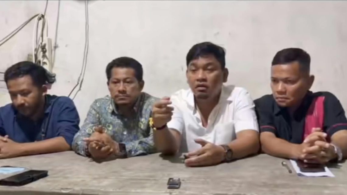 Tim penasihat hukum mantan Kedis Sosial dan PMD Kabupaten Samosir Fitri Agust Karo-karo dari Law Office Dwi Ngai Sinaga & Associates, yang terdiri atas Dwi Ngai Sinaga, Rudi Zainal Sihombing, Benri Pakpahan dan Sultan Hermanto Sihombing saat memberikan keterangan usai persidangan. (Foto Ist)