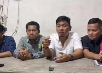 Tim penasihat hukum mantan Kedis Sosial dan PMD Kabupaten Samosir Fitri Agust Karo-karo dari Law Office Dwi Ngai Sinaga & Associates, yang terdiri atas Dwi Ngai Sinaga, Rudi Zainal Sihombing, Benri Pakpahan dan Sultan Hermanto Sihombing saat memberikan keterangan usai persidangan. (Foto Ist)