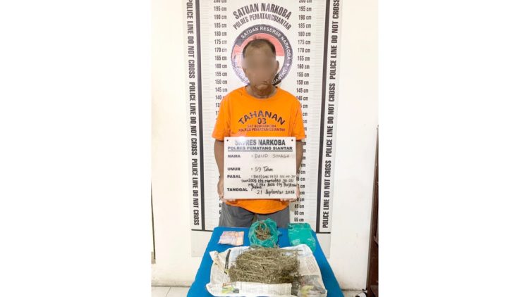 Tersangka DS alias Pak Dep dan barang bukti diamankan di Sat Resnarkoba Polres Pematangsiantar