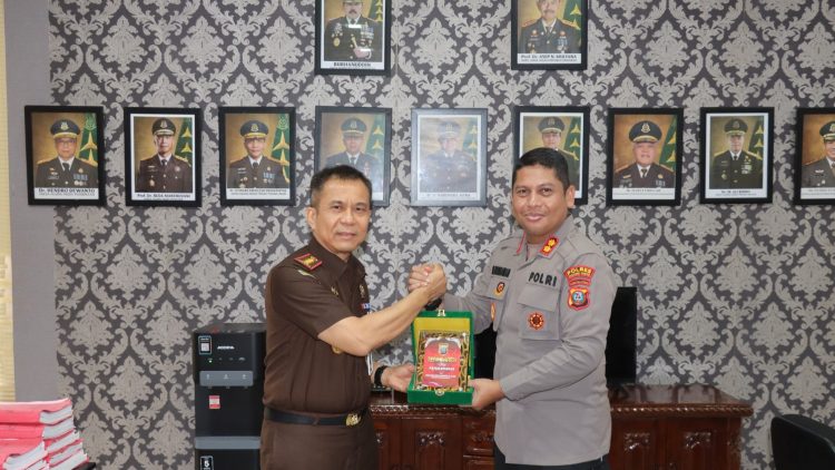 Kapolres Pematangsiantar AKBP Dhana Noer Kurniawan S.I.K., M.M kunjungan silaturahmi dengan Kajari Pematangsiantar Erwin Purba SH