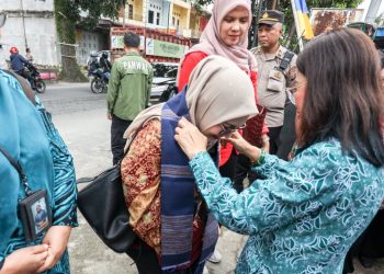 Ketua TP PKK Kota Pematangsiantar Ny Liswati Wesly Silalahi sambut kunjungan Tim Evaluasi Lomba Perilaku Hidup Bersih dan Sehat (PHBS) di Kelurahan Pematang Marihat