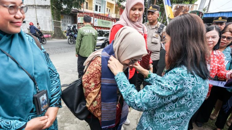 Ketua TP PKK Kota Pematangsiantar Ny Liswati Wesly Silalahi sambut kunjungan Tim Evaluasi Lomba Perilaku Hidup Bersih dan Sehat (PHBS) di Kelurahan Pematang Marihat