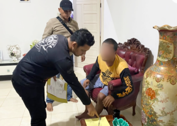 Kanit Reskrim IPTU Fritsel G. Sitohang S.H. M.H didampingi Panit II Unit Reskrim IPDA Fendy Simanullang SE. MM dan Tim Opsnal saat menangkap terduga pelaku EDM
