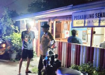 piket Bhabinkamtibmas Aipda Hardi N. Silalahi dan Aipda Manoa Sitanggang melaksanakan SALING (Sapa Siskamling) di Pos Kamling Jalan Senangin