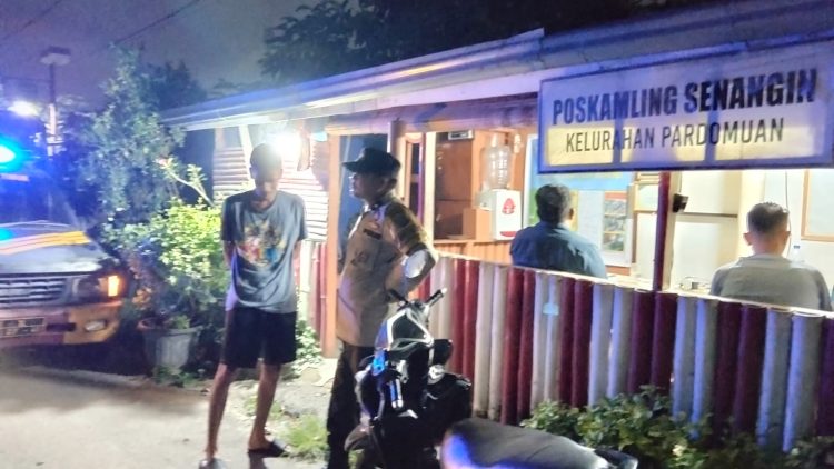 piket Bhabinkamtibmas Aipda Hardi N. Silalahi dan Aipda Manoa Sitanggang melaksanakan SALING (Sapa Siskamling) di Pos Kamling Jalan Senangin