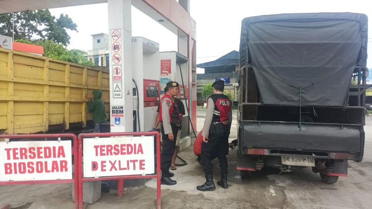 personil piket AIPTU A. Saragih, AIPTU M. Saragih, AIPDA Suwanda dan BRIGPOL Dimas melaksanakan patroli dan montoring pengisian Bahan Bakar Minyak (BBM) di SPBU Pertamina