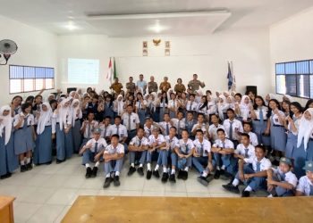 KBO Satuan Samapta IPTU Pitra Jaya Surya Putra SH didampingi Kanit Intelkam Polsek Siantar Selatan IPDA Syaiful Bahri, S.H dan para personil sosialisasi Program Paham AI di SMK Negeri 1