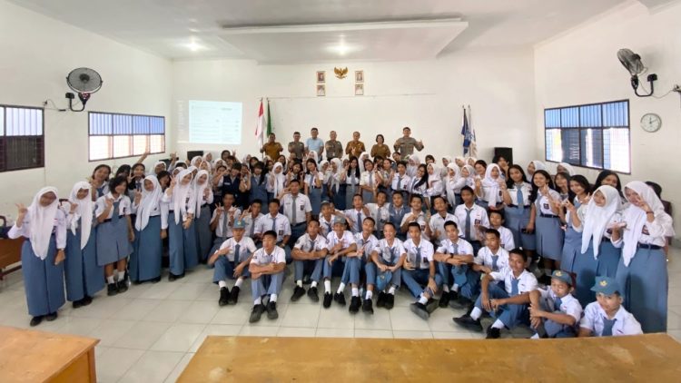 KBO Satuan Samapta IPTU Pitra Jaya Surya Putra SH didampingi Kanit Intelkam Polsek Siantar Selatan IPDA Syaiful Bahri, S.H dan para personil sosialisasi Program Paham AI di SMK Negeri 1