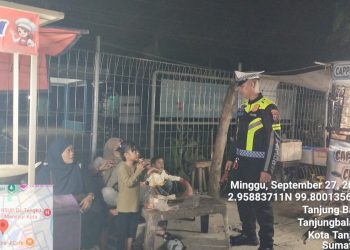 Personil Lantas Patroli "Polantas Menyapa" Sasar Pedagang Malam