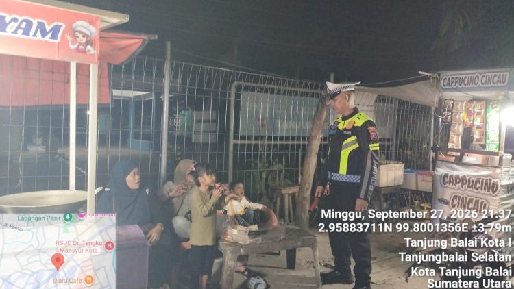 Personil Lantas Patroli "Polantas Menyapa" Sasar Pedagang Malam