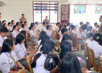 KBO Sat Samapta IPTU Pitra Jaya Surya Putra SH didampingi Kanit Intelkam Polsek Siantar Selatan IPDA Syaiful Bahri, S.H dan personil sosialiasi Program Paham AI di SMAN 1