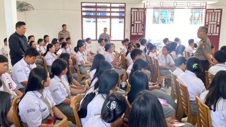 KBO Sat Samapta IPTU Pitra Jaya Surya Putra SH didampingi Kanit Intelkam Polsek Siantar Selatan IPDA Syaiful Bahri, S.H dan personil sosialiasi Program Paham AI di SMAN 1