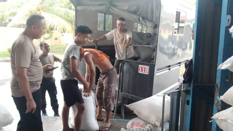 Polres Tanjungbalai Salurkan Hasil Panen Jagung ke Bulog Asahan
