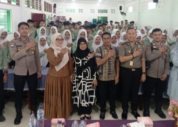KBO Satuan Samapta IPTU Pitra Jaya Surya Putra SH didampingi Kanit Intelkam Polsek Siantar Selatan IPDA Syaiful Bahri, S.H dan personil saat Sosialisasi Program Paham AI Kepada Puluhan Siswa Siswi SMA YPK