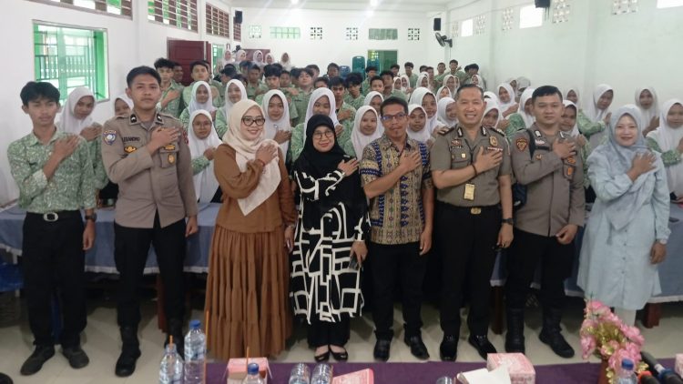 KBO Satuan Samapta IPTU Pitra Jaya Surya Putra SH didampingi Kanit Intelkam Polsek Siantar Selatan IPDA Syaiful Bahri, S.H dan personil saat Sosialisasi Program Paham AI Kepada Puluhan Siswa Siswi SMA YPK