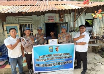 Kasi Propam AKP Henry Palona Bangun SH didampingi didampingi Kanit Provos IPDA Sunandar, Kanit Paminal IPDA Putra Sormin dan para personil Propam saat berikan bansos kepada warga Bapak Zul Rahman