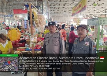 Kasub Sektor Pasar Horas Aiptu Edi Syahputra SH melaksanakan patroli jalan kaki