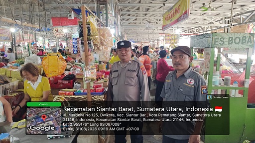 Kasub Sektor Pasar Horas Aiptu Edi Syahputra SH melaksanakan patroli jalan kaki