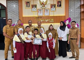 Wali Kota Tanjungbalai Mahyaruddin Salim saat menerima SDN 132406