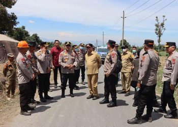 Kapolda Sumut Irjen Pol. Whisnu Hermawan Februanto didampingi Wakapolda Brigjen Pol. Naek Pamen Simanjuntak serta sejumlah pejabat utama mendatangi Pos Pengamatan Gunung Api Sinabung di Desa Ndokum Siroga, Kecamatan Simpang Empat (Foto Ist)