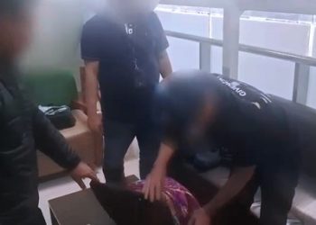 Penumpang pesawat yang diamankan karena membawa 1 Kg sabu di Bandara Kualanamu. (Foto Ist)
