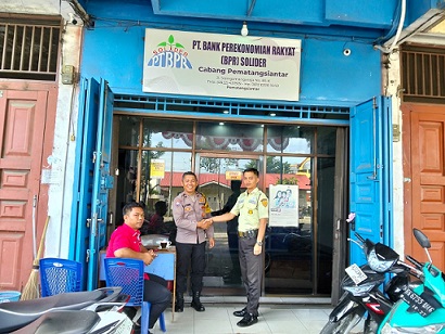 Bhabinkamtibmas Polsek Siantar Utara Sambang Kamtibmas di Kantor BPR Solider unit Parluasan