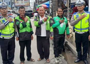 Personil Unit Kamsel melaksanakan kegiatan sosialisasi tertib berlalu lintas kepada pengendara ojek online (Ojol)