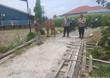 Kapolsek Sianțar Marihat AKP David Eka Putra SH melakukan pengecekan jembatan rusak di Jalan Bah Kora II bawah Gang Manunggal