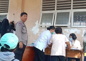 Bhabinkamtibmas Kelurahan Tong Marimbun Aipda Saut Haloho melaksanakan monitoring pemeriksaan kesehatan gratis kepada masyarakat