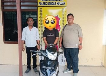 Tersangka Jerman Juventus Nababan dan barang bukti diapit Kanit Reskrim IPDA Amry J. Sitanggang bersama Tim Opsnasl