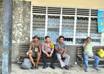 Bhabinkamtibmas Kelurahan Kahean AIPDA H.E. Pane melaksanakan sambang Kamtibmas di Loket bus Jalan SM. Raja