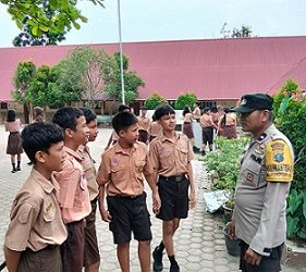 Bhabinkamtibmas Kelurahan Pardomuan AIPDA Hardi N. Silalahi melaksanakan sambang Kamtibmas di UPTD SMPN 1 Jalan Merdeka