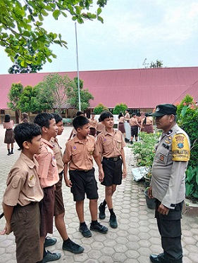 Bhabinkamtibmas Kelurahan Pardomuan AIPDA Hardi N. Silalahi melaksanakan sambang Kamtibmas di UPTD SMPN 1 Jalan Merdeka