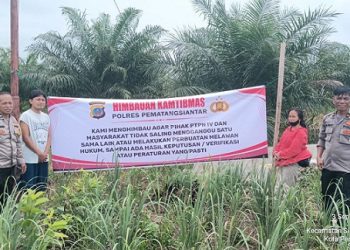 Binmas IPDA Nirwan Sirait bersama Bhabinkamtibmas Kelurahan Gurilla AIPTU Rindu A Saragih dan Banit Intel AIPDA Alex Girsang melakukan pemasangan spanduk himbauan