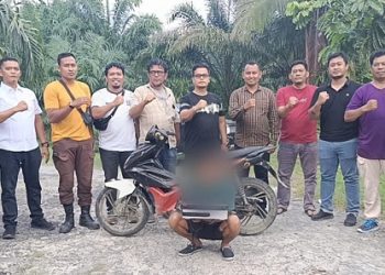 Pelaku Curat Rudi Hartono dan barang bukti diapit Tim Resmob Sat Reskrim Polres Simalungun