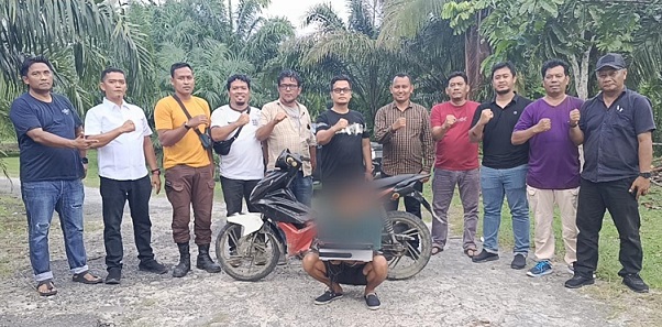 Pelaku Curat Rudi Hartono dan barang bukti diapit Tim Resmob Sat Reskrim Polres Simalungun