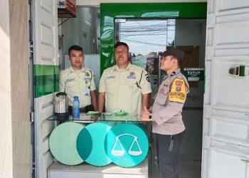 Bhabinkamtibmas Kelurahan Teladan Aipda Irwan Surya Darma melaksanakan sambang kamtibmas di Kantor Pegadaian Jalan Sudirman