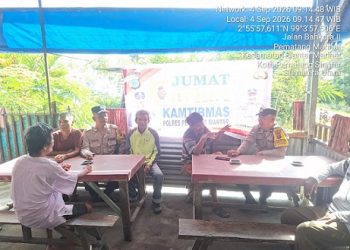 Bhabinkamtibmas AIPTU Fernandes Munthe, AIPDA Saut Haloho dan BRIPKA Johannes Siregar melaksanakan Curhat Kamtibmas kepada masyarakat Jalan Bahkora 2