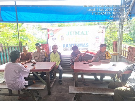 Bhabinkamtibmas AIPTU Fernandes Munthe, AIPDA Saut Haloho dan BRIPKA Johannes Siregar melaksanakan Curhat Kamtibmas kepada masyarakat Jalan Bahkora 2