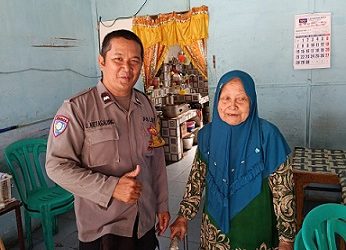 Bhabinkamtibmas Kelurahan Pahlawan Aiptu Ungkap Hutagalung melaksanakan sambang kamtibmas kepada Lansia Nenek Ulfa