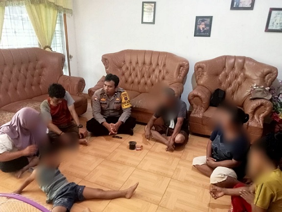 piket Unit Reskrim AIPTU Azwar Nasution dan Bhabinkamtibmas Kelurahan Tanjung Tongah AIPDA Dedy Silalahi selesaikan dugaan tindak pidana penganiayaan