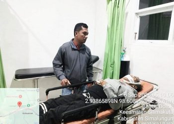 Kanit Reskrim IPDA Leonard Simangungsong SH saat melihat jenajah korban Mangihut Sigalingging alias Epan