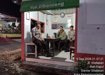 piket Bhabinkamtibmas AIPTU Jonson Hutauruk, AIPDA Abdul Malik, S.Sos.I, dan AIPDA Fadlan Fahmi, SH melaksanakan SALING di Pos Kamling Jalan Sitalasari