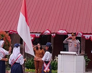 Kapolsek Sianțar Timur IPTU Chandra Ritonga SH. MH Pembina Upacara di SMP Negeri 1
