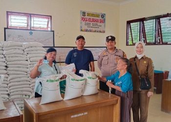 Bhabinkamtibmas Kelurahan Bah Sorma AIPDA Fadlan Fahmi, SH monitoring pendistribusian penerima Banpang beras wilayah Kelurahan Bah Sorma