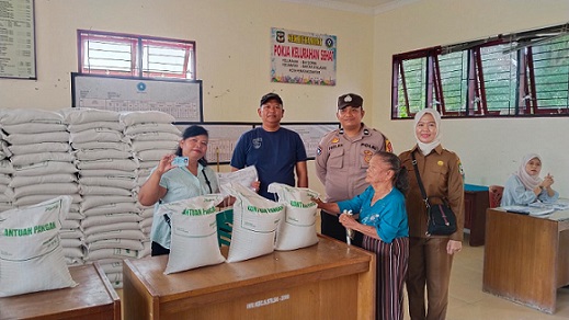 Bhabinkamtibmas Kelurahan Bah Sorma AIPDA Fadlan Fahmi, SH monitoring pendistribusian penerima Banpang beras wilayah Kelurahan Bah Sorma